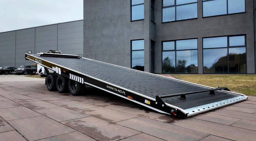 TA-NO voertuigtransporter gekanteld