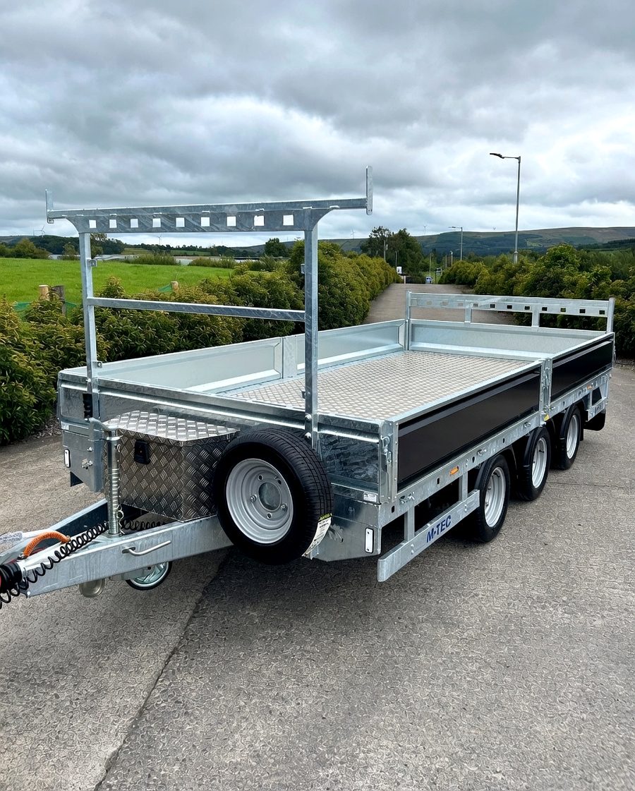M-TEC flatbed tridem Ierland